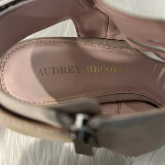 Audrey Brooke size 7 1/2 bone zip up chunky heel shoe - Picture 3 of 6